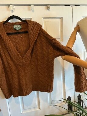 American Eagle cable knit pullover sweater with hood!